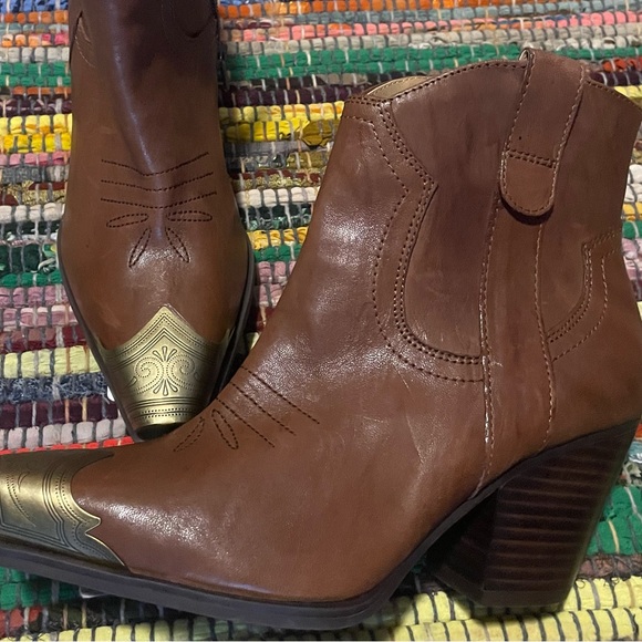 Gianni Bini On Tour western cowboy brown leather boot with gold plated toe. New - Picture 4 of 13
